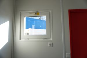 10' Bürocontainer / Innenansicht kleines Fenster - conro.container